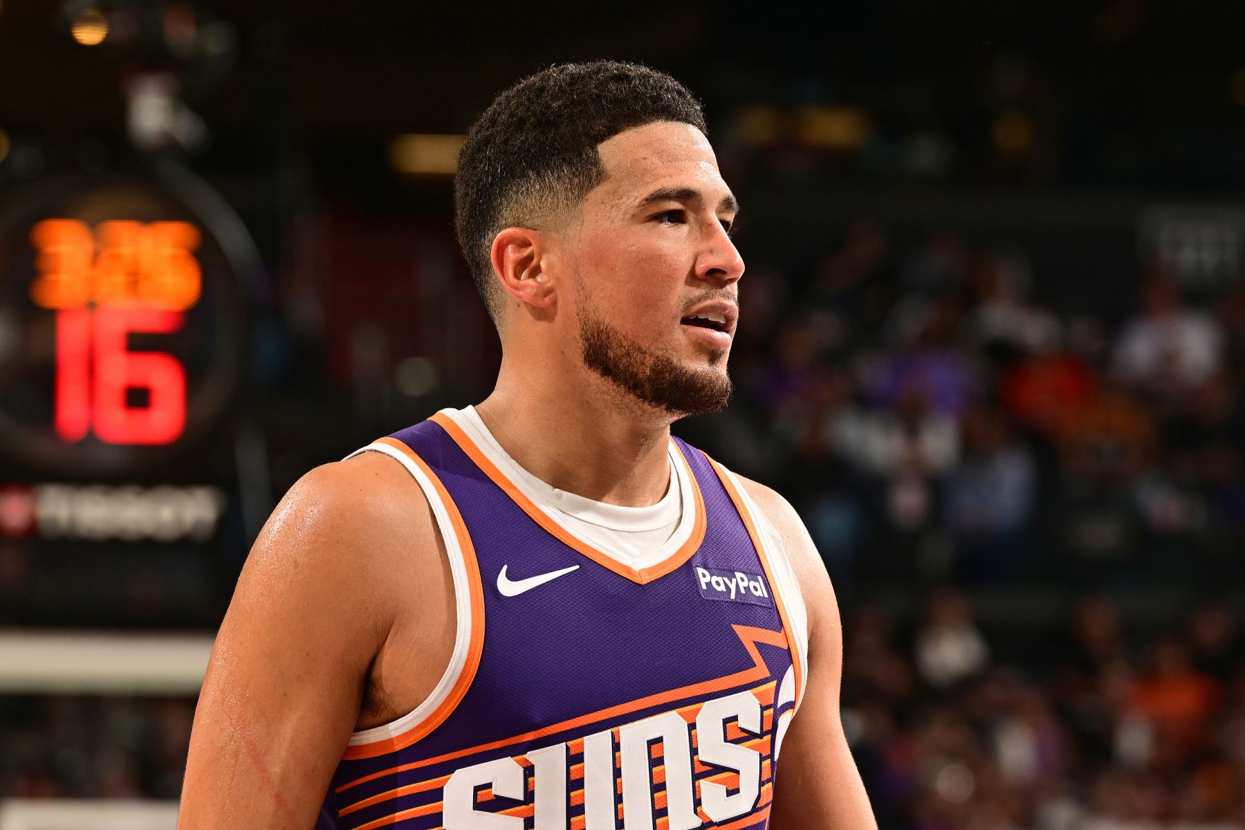 고립되고 무력하다! 부커는 31득점 7어시스트를 기록하며 연패에 빠졌다.