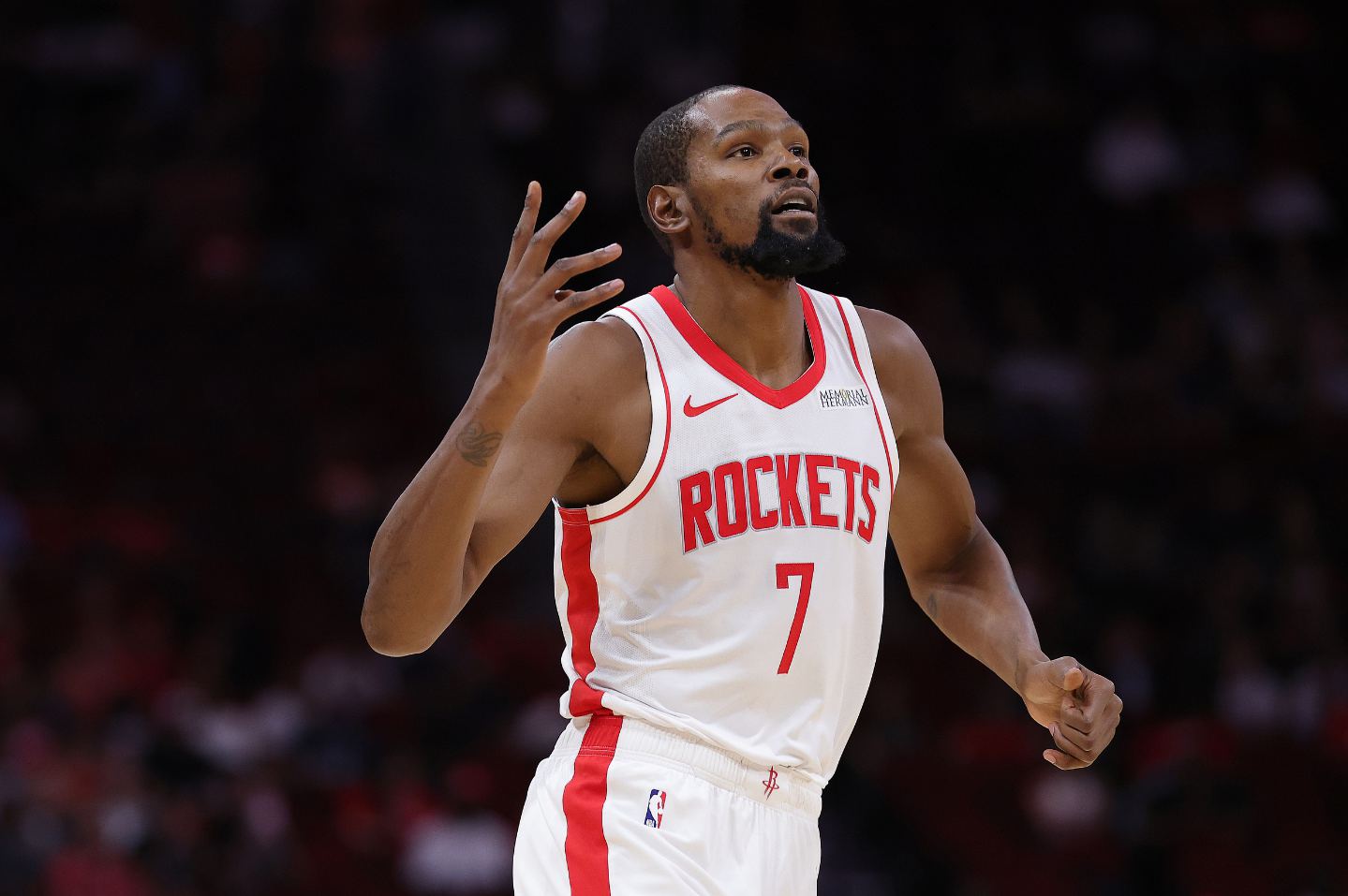 KD: 우리의 장점은 우리가 클 수도 있고 작을 수도 있다는 점이지만, 어떤 라인업을 언제 사용할지는 코치에게 테스트입니다.