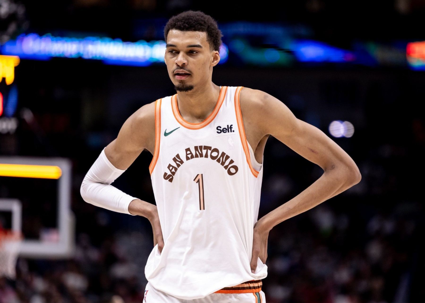 결정적인 순간에 6개의 파울이 필드를 떠났습니다! 번야마는 자유투 11개 중 9개에서 19득점, 8리바운드, 3어시스트를 기록했다.