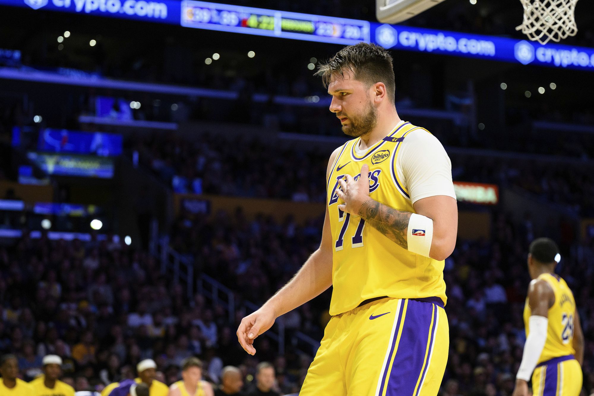 경쟁상태가 부진해요! Doncic & Reeves는 32득점에 9실책을 범했습니다.