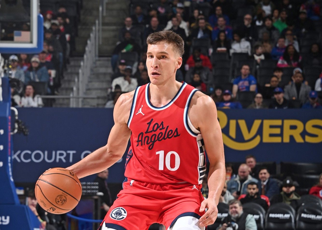 5명의 클리퍼스 예비 선수가 여러 개의 3점슛을 성공시켜 NBA 기록을 동점으로 만들고 팀 역사상 새로운 기록을 세웠습니다.