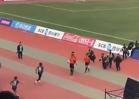 선수가 심판을 발로 찼어요! 쓰촨슈퍼리그는 대응: 관리를 강화하고 공안기관이 조사하고 처리하도록 하라.
